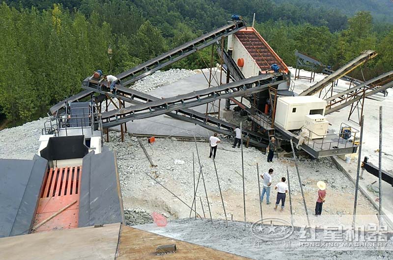 南陽(yáng)客戶(hù)流動(dòng)山石破碎車(chē)生產(chǎn)現(xiàn)場(chǎng)